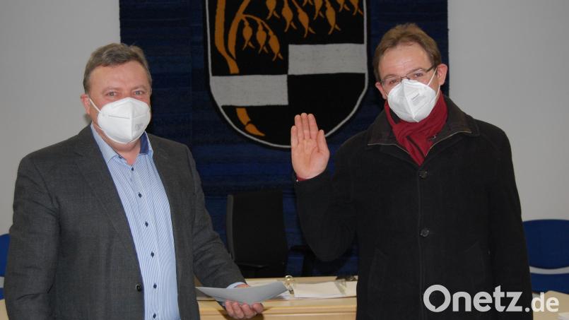 Bürgermeister Gerhard Kellner (links) vereidigte Markus Bösl (rechts) aus dem Ortsteil Oedhof als neuen Feldgeschworenen. Bild: sm