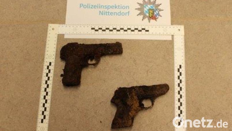 Diese zwei Pistolen fand ein Sondengänger bei Nittendorf im Wald. Bild: PI Nittendorf