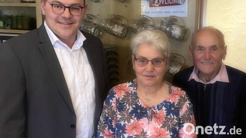 Erster Gratulant beim 80. Geburtstag von Helga Wiesnet war natürlich Ehemann Josef (rechts). Im Namen der Gemeinde schloss sich Bürgermeister Johannes Schmid (links) den guten Wünschen gerne an. Bild: lgc