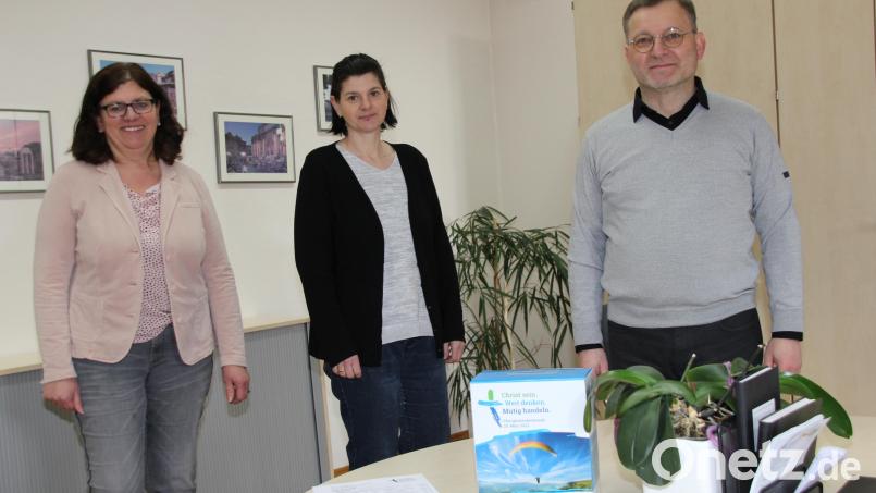 Für die zeitaufwendige Vorbereitung der Pfarrgemeinderatswahl am Wahlwochenende, 19./20. März, in St. Georg leisten die beiden Pfarrsekretärinnen Monika Risch und Heidi Meckl (von links) die Hintergrundarbeit, wofür sich Pfarrer Markus Brunner (rechts) sehr dankbar zeigt. Er erklärt, warum die Pfarrgemeinderatswahl so wichtig für die Pfarreien ist. Bild: ads
