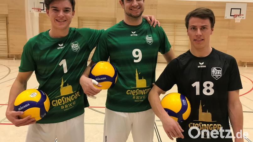 Die ehemaligen Amberger Marco Nanka, Julius Spantig und Ben Spies (von links) im Schwabinger Trikot. Bild: gsp