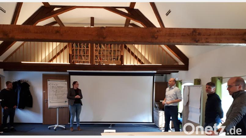 Karo Wenisch (vor der Leinwand) von der Stiftung Kultur- und Begegnungszentrum Abtei Waldsassen bei der Begrüßung der Teilnehmer des Seminars unter der Leitung von Prof. Dr. Günter Schicker (Dritter von rechts) im Stiftlandhof in Hundsbach. Bild: pz