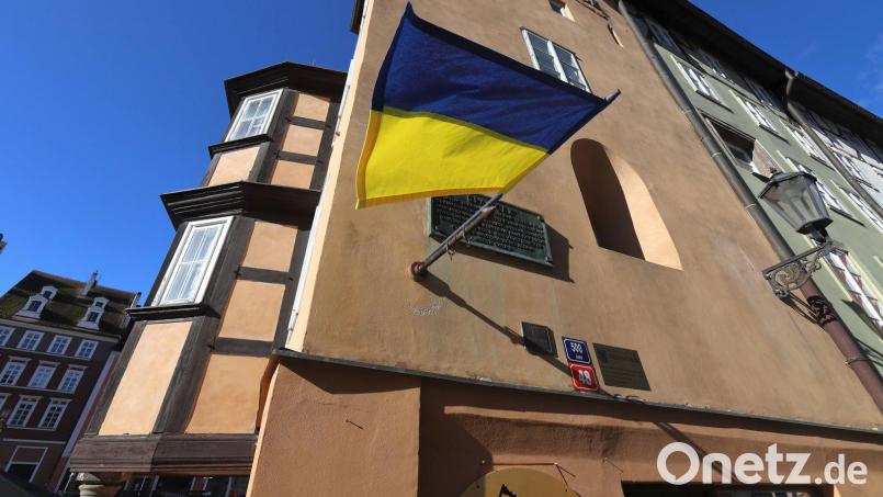 Blau-gelb ist die Fahne der Ukraine (hier am Stöckl in Cheb/Eger) – genauso wie jene der Stadt Waldsassen. Darauf hat Bürgermeister Bernd Sommer in der Sitzung des Stadtrats hingewiesen. Archivbild: Martin Stolař/exb