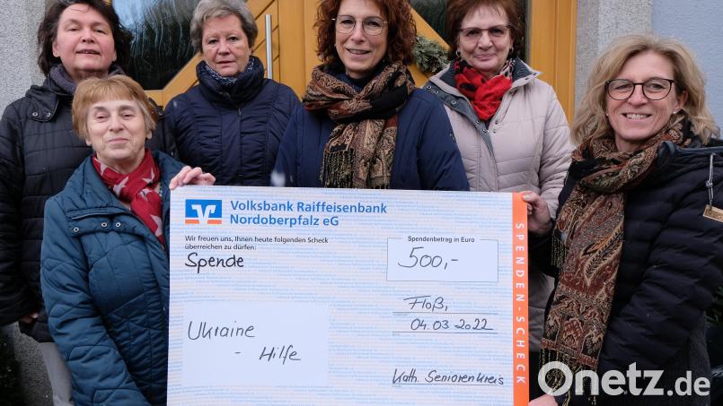 500 Euro aus der Kasse des Katholischen Seniorenkreises bilden den Grundstock für eine hoffentlich noch viel größere Spende an Lesya Singer vom Schönseer Ukraine-Hilfsverein. Von links: Vroni Bauer, Brigitte Beer, Christa Riebl, Karin Rast, Anita Gailitzdörfer und Leiterin Marlene Noetzel. Bild: le