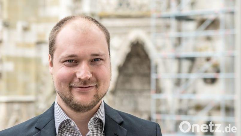 Philipp Meister hat alle Kunstgegenstände in der Pfarreiengemeinschaft Neustadt katalogisiert. Am Dienstag gibt der wissenschaftliche Mitarbeiter Einblick in seine spannende Arbeit. Bild: mas