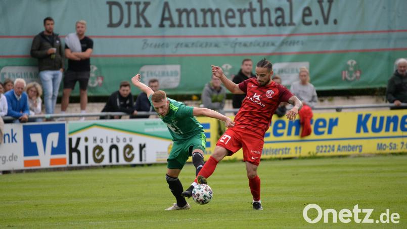 Keine Chance ließ die DJK Ammerthal (links André Karzmarczyk) dem SV Vatan Spor Aschaffenburg im Hinspiel. Schon zur Pause stand das Endergebnis von 6:0 fest. Archivbild: Andreas Brückmann