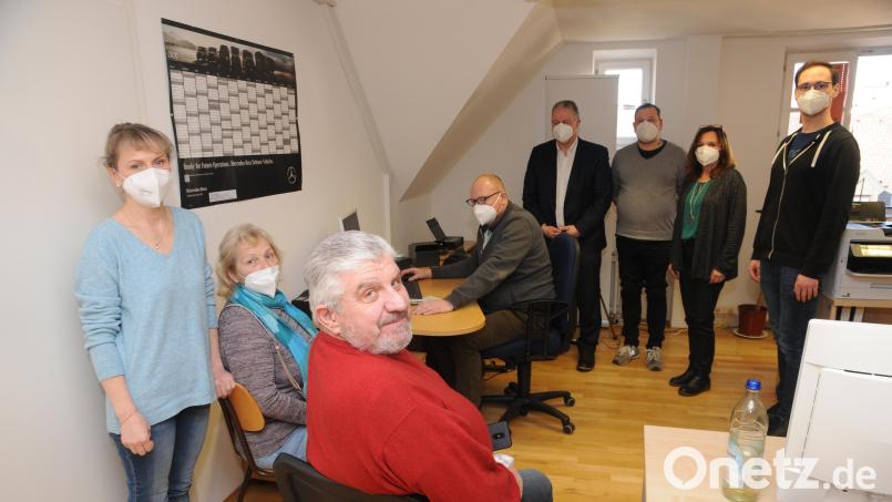Die Eheleute Iryna und Anatoli Nodtochei (sitzend, mit Dolmetscherin Tatjana Kotov) haben sich im Landratsamt Amberg-Sulzbach als erste Flüchtlinge aus der Ukraine registrieren lassen. Bild: ige