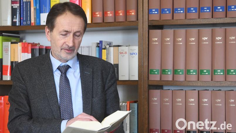Franz Schlama studiert das Strafgesetzbuch, 35 Jahre lang für ihn so etwas wie das Skalpell für den Chirurgen. Bild: Gabi Schönberger