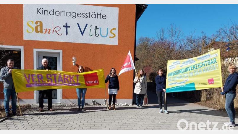 Bessere Bedingungen im Bereich der Sozial- und Erziehungsarbeit fordert die Gewerkschaft Ver.di anlässlich des Frauentags. Beim Besuch der Kindertagesstätte St. Vitus verleihen dieser Forderung Nachdruck (von links): die Stadt- und Kreisräte Uwe Bergmann und Reinhold Strobl, die Erzieherinnen Tanja Koch und Antonia Dobmeier, Ver.di-Vertreterin Kathrin Birner, Erzieherin Franziska Bierler und Kita-Leiterin Birgit Kumeth. Bild: u