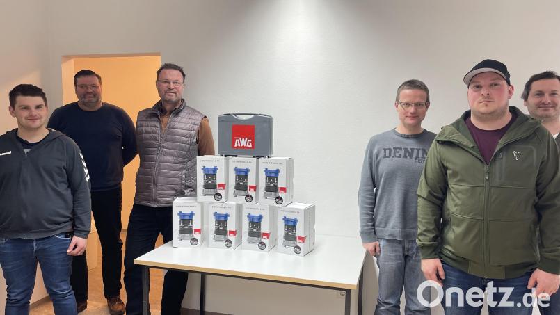 System-Trenner als Zusatzausstattung für die Feuerwehren im Gemeindegebiet übergibt Bürgermeister Florian Junkes (Dritter von links) an die Kommandanten. Bild: bö