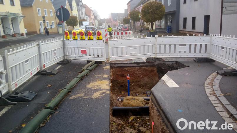 Fortsetzung der Bauarbeiten: Ab Montag beginnen ab der Walbenreuther Straße in Richtung Marktredwitz die Sanierungsarbeiten für die Wasserleitung im Markt in Waldershof. Archivbild: fpoz