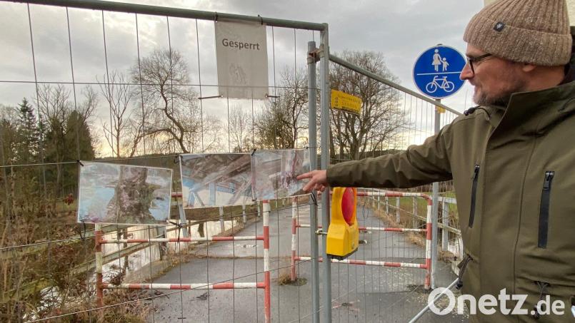 Bürgermeister Maximilian Beer hat Fotos angebracht, damit man einen Eindruck von den Schäden bekommt, die zur Sperrung der Brücke geführt haben. Bild: mad