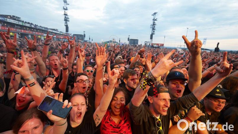 Musikfans jubeln auf dem Gelände des bislang letzten Festivals "Rock am Ring" 2019. Archivbild: Thomas Frey/dpa