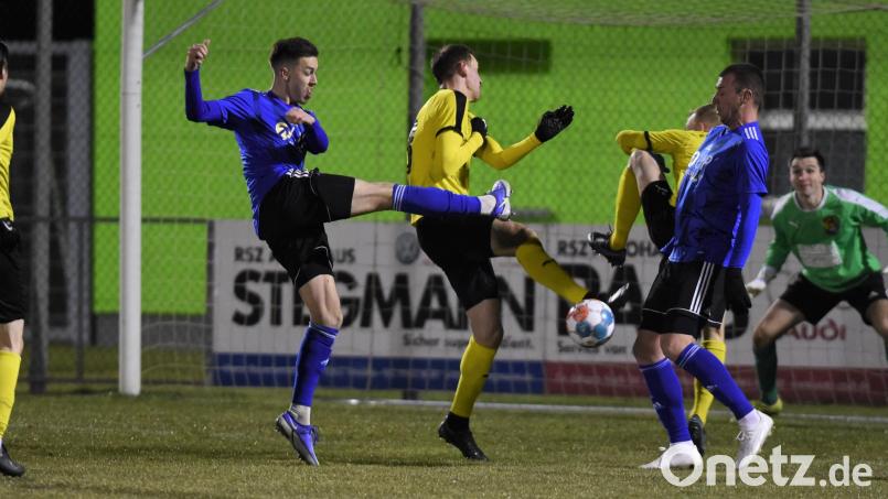 Brenzlige Szene vor dem Amberger Tor: Fabian Helleder (Zweiter von links) versucht, den Ball gefährlich in Richtung Gästegehäuse zu befördern, Benjamin Burger (FC), Marcel Hack (FC), Nicola Vasilic (SpVgg SV) sowie Torwart Manuel Baumgärtner beobachten die Aktion. Bild: Büttner, Gerhard