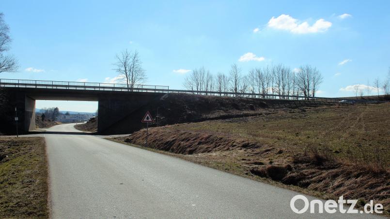 Die Ansicht in Richtung Kemnath wird sich ziemlich verändern: Von der Staatsstraße soll in wenigen Monaten eine Anbindung an die Berndorfer Straße erfolgen. Bild: stg