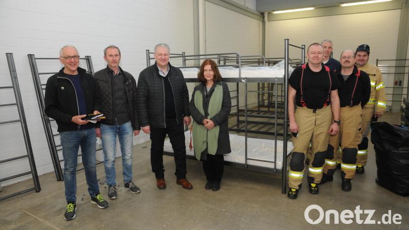 Das Aufbauteam mit Schulleiterin Sabine Fersch (Vierte von links) und Landrat Richard Reisinger (Dritter von rechts) an der Spitze steht - die Bettenkapazitäten in den Hallen wachsen heran. Bild: ige