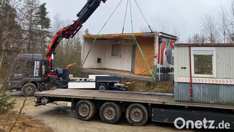 Bereits Ende vergangenen Jahres hat die Gemeinde zwei gebrauchte Container aus Flossenbürg erworben, die zusammengesetzt den neuen Jugendraum ergeben. Mit einem 25 Tonnenkran wurden die Container verladen und nach Krummennaab transportiert. Bild: vsr