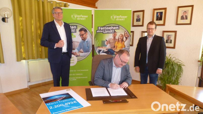 Freudige Gesichter bei der Unterzeichnung des Kooperationsvertrags mit Glasfaser Direkt im Rathaus (von links): Jürgen Hernichel, Bürgermeister Uwe König und Markus Jobst. Bild: bk
