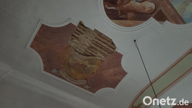 In der Maria-Hilf-Kirche in Gleißenthal ist die Decke marode. Woher der Schaden kommt, soll nun geklärt werden. Bild: exb