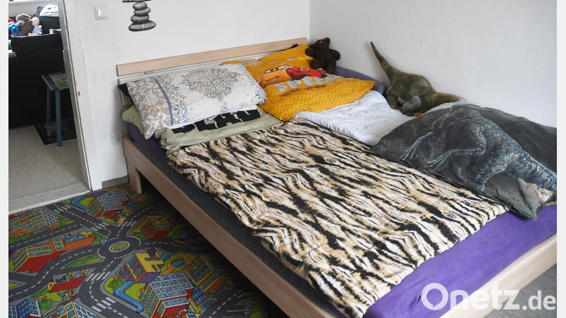 7 Personen, 2 Betten: Wegen des Platzmangels in der knapp 60 Quadratmeter großen Notunterkunft müssen die sechs Kinder der Familie und ihre Mutter seit Dezember zu zweit oder dritt in einem Bett schlafen. Eine Tochter übernachtet auf dem Sofa. Bild: exb