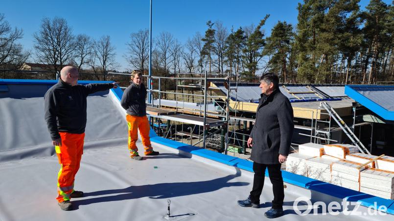 Bürgermeister Edgar Knobloch (rechts) lässt sich im Waldbad Grafenwöhr von Betriebsleiter Stephan Potröck (links) und Rettungsschwimmer René Wächter die Arbeiten auf dem Dach erklären. Bild: sne