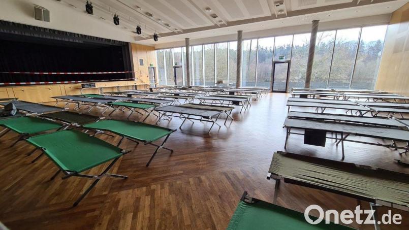 Die Feldbetten in der Stadthalle Neustadt/WN standen für die Flüchtlinge schon bereit. Nun sind die ersten Ukrainer in der Stadt angekommen. Bild: LRA Neustadt a.d.Waldnaab / Marcel Weidner