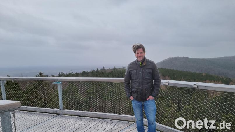 Fritz Donhauser in luftiger Höhe auf einem Baumwipfelpfad. Bild: Donhauser/exb