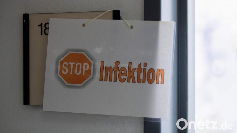 Ein Schild weist auf einer Intensivstation auf eine Corona-Infektion hin. Am Klinikum Amberg lässt die Omikron-Variante die Patientenzahlen erneut nach oben schnellen. Symbolbild: Thomas Banneyer/dpa