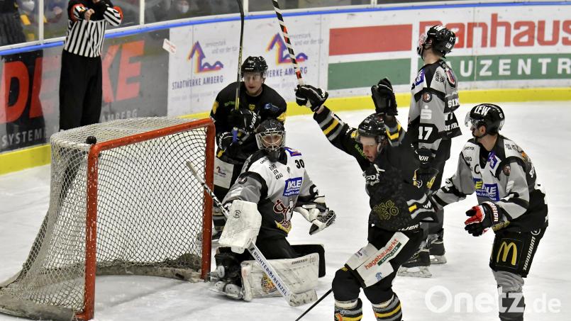 Felix Köbele vom ERSC Amberg dreht jubelnd ab – gerade ist das 1:0 für seine Mannschaft gefallen. Die Buchloer Spieler sind geschlagen. Bild: Hubert Ziegler
