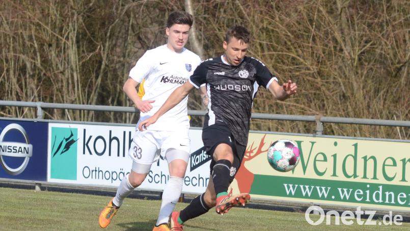 Da ist Andreas Graml (rechts) schneller als Pascal Jeni vom TSV Karlburg. Bild: Yvonne Vogeltanz/exb