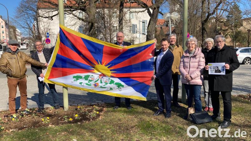 Im Bild: v.l.
Hans Peter Pauckstadt-Künkler, Evangelische Kirche, Amnesty International, Bürgermeister Reinhold Wildenauer, Bürgermeister Lothar Höher, Oberbürgermeister Jens Meyer, Manfred Weiß, Netzwerk Asyl, Dr. Heidi Nickl und Dr. Sieglinde Plödt, Ärzte für den Frieden,
Veit Wagner, Amnesty International und Weiden ist bunt. Bild: Stadt Weiden/exb