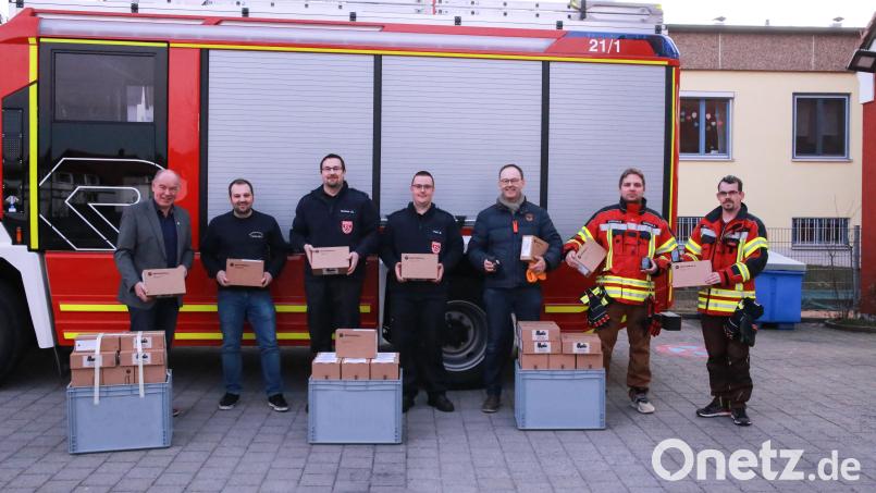 150 Pager übergaben Bürgermeister Roland Strehl (links) und Hauptamtsleiter Wolfgang Roggenhofer (Dritter von rechts) an die Kommandanten der Feuerwehren. Bild: egl