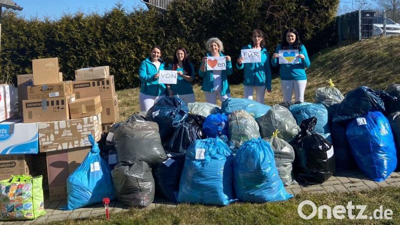 Das Team des ambulanten Pflegedienstes Karin Willey hat mit Unterstützung von vielen Menschen eine Tonne Hilfsgüter für Geflüchtete aus der Ukraine gesammelt. Über die Großzügigkeit der Spender freuen sich (von links): Bettina Bäumler, Nadine Welzl-Lohr, Andrea Luther, Chefin Karin Willey und Initiatorin Angela Zinveli. Bild: u