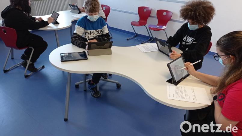 Von Grafenwöhr aus machten diese Schüler mit Hilfe von I-Pads im Unterricht in Eschenbach mit. Bild: edo