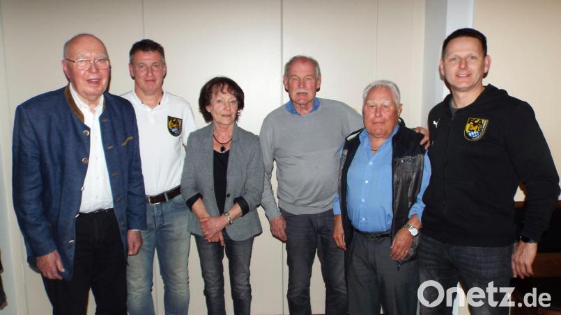 Ehrungen und Wahlen standen beim FC Amberg auf der Tagesordnung (von links) : Ehrenmitglied Rudolf Stepper, Abteilungsleiter Wolfgang Haller, Ehrenmitglied Christa Aichner, Schriftführer Axel Malich, Ehrenmitglied Jürgen Walter und Vize-Abteilungsleiter Matthias Schmien. Bild: e