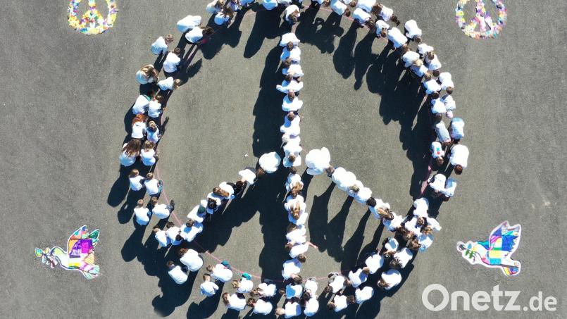 Ein Zeichen für den Frieden setzte die gesamte Schulfamilie der Zottbachtalschule Pleystein. Ausgegangen war die Idee dafür im Geschichtsunterricht der 9. Klasse, wo das Thema &quot;Krieg in der Ukraine&quot; behandelt wurde. Bild: bey