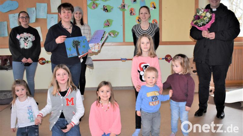 Ingrid Hiller (Zweite von linkd) wurde von ihrer Nachfolgerin Andrea Suttner (Zweite von rechts) und Pfarrer Daniel Fenk sowie von einigen Kindern und Müttern der Eltern-Kind-Gruppen verabschiedet. Bild: rgr