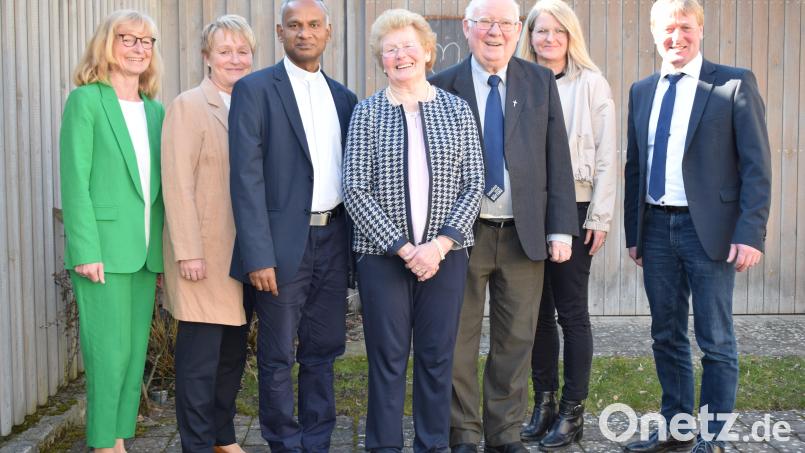 Im Kreise ihrer Familie feierte Franziska Schiesl aus Altendorf ihren 80. Geburtstag. Zu den zahlreichen Gratulanten gehörten die Pfarrer Johnson Varakaparambil und Siegfried Wölfl sowie die Töchter Regina, Angelika, Josefa und Sohn Markus. Bild: bnr