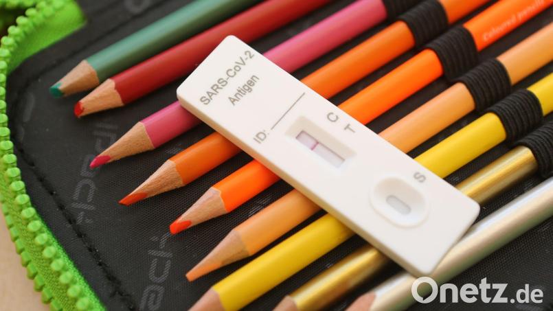 Ein Kit für einen Corona-Schnelltest liegt auf dem Federmäppchen eines Schülers. Bild: Matthias Bein/dpa-Zentralbild/dpa/Symbolbild