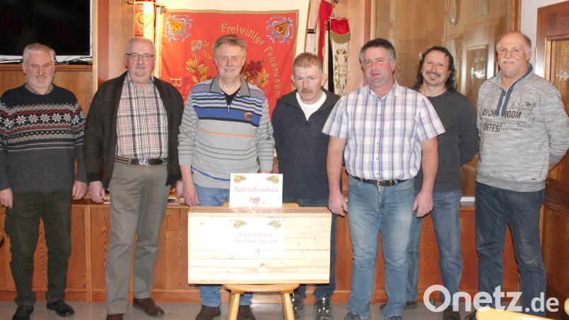 Siegfried Schwarzbauer (von links), Herbert Putzer, Wolfgang Käß, Franz Selch, Anton Kick, Manfred Kreinhöfner und Manfred Zeitler bei der Spendenübergabe. Bild: Feuerwehr Röthenbach/exb