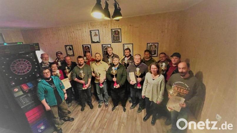 Die Kapitäne der erstplatzierten Dartclubs aus allen Klassen und Ligen trafen sich kürzlich zur Siegerehrung. Bild: gz