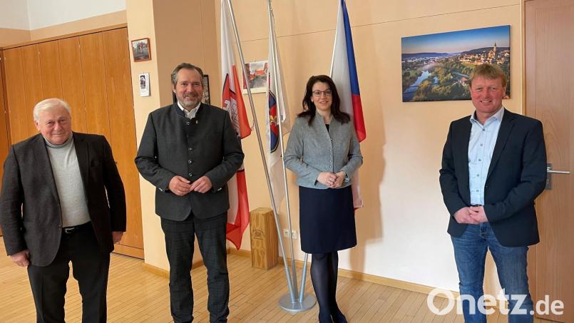 Johann Wilhelm (Guteneck), Frank Zeitler (Nabburg) und Markus Schiesl (Altendorf) freuen sich über den Antrittsbesuch von MdB Martina Englhardt-Kopf in der VG Nabburg (von links). Bild: Marko Pammer/exb