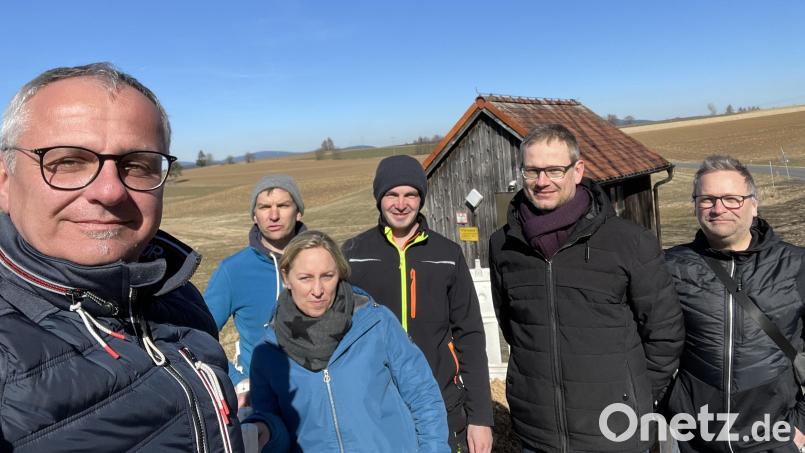 Bürgermeister Hubert Kraus (von links), Geschäftsführer Roland Bayer, Stella Gropp, Florian Horn (Firma Powerkom GmbH), Bauamtsleiter Achim Scherm und Bautechniker Albert Hofmann. Bild: Gemeinde Pullenreuth/exb