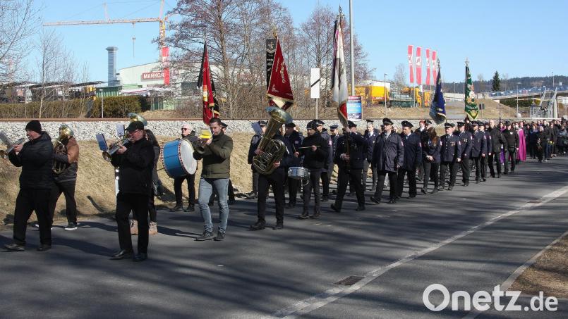 In den Straßen von Immenreuth und mit einem letzten Gruße am Friedhof nahmen die Familie, Freunde und Weggefährten Abschied von Peter Merkl. Bild: wro
