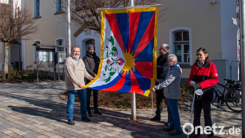 Zusammen mit Vertretern der Tibet-Initiative Pfreimd hisste Bürgermeister Richard Tischler die Tibet-Flagge vor dem Rathaus in Pfreimd. In einigen Tagen soll die Tibet-Flagge durch die der Ukraine ersetzt werden. Bild: Kurt F. Stangl/exb