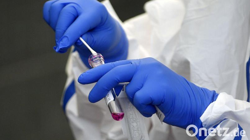 Die Tests bringen es ans Licht, dass sich stetig weitere Menschen mit dem Coronavirus infizieren. Symbolbild: exb/Hendrik Schmidt