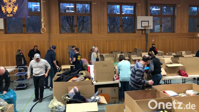 Die Störnsteiner Turnhalle ist zu einer Art Anlieferungshalle für Hilfsgüter umfunktioniert worden. Die Spendenbereitschaft der Bürger übertraf alle Erwartungen der Organisatoren. Bild: Feuerwehr Störnstein/exb