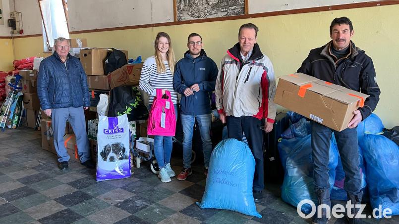 Die Organisatoren der TSV-Sammelaktion für die Ukraine, Anja und Markus Kett (mittig), waren mit dem Vorsitzenden Jobst-Bernd von Lindenfels und Zweitem Vorsitzenden Josef Minnich (rechts) von der großen Unterstützungswelle überwältigt. Auch Dritter Bürgermeister Reinhard Naber (links) war vor Ort und unterstützte die Truppe. Bild: nza