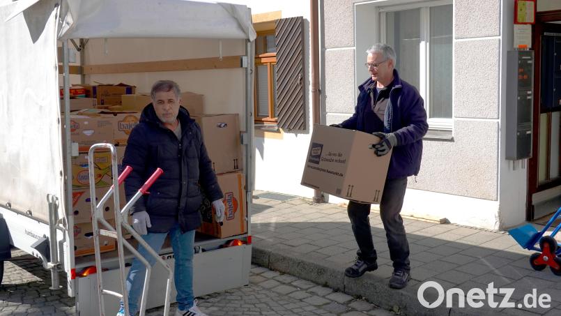 Noch ist ein bisschen Platz im Anhänger, aber bald haben die beiden Helfer auch die letzten Kartons eingeschlichtet, und dann kann wieder Flüchtlingen aus der Ukraine geholfen werden. Bild: cog