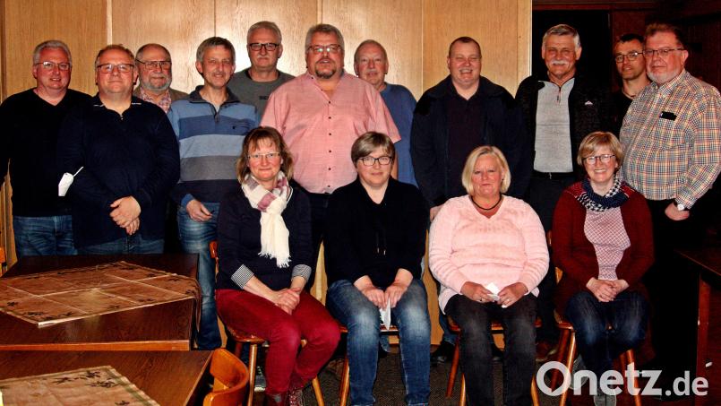Vorsitzender Hans-Jürgen Meier (Sechster von links) bleibt Vorsitzender der Siedlergemeinschaft Rehbühl. Bild: R. Kreuzer